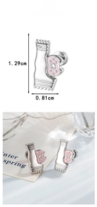 Vue détaillée du boucle d'oreille donut émaillé rose avec fermoir à vis, 1,29cm x 0,81cm