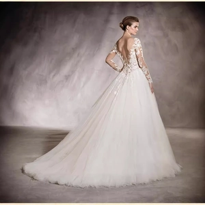 Elegante abito da sposa in pizzo a maniche lunghe con schiena a V e strascico a linea A