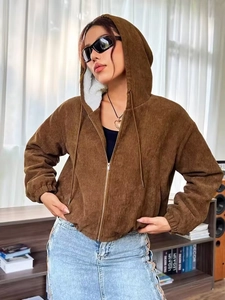 Detailansicht der braunen Cordjacke mit weißem Fleece-Futter und Kapuze mit Kordelzug