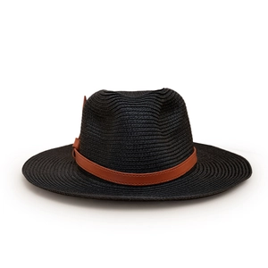 Détail d'un chapeau de paille noir avec texture tissée et ruban en cuir marron noué