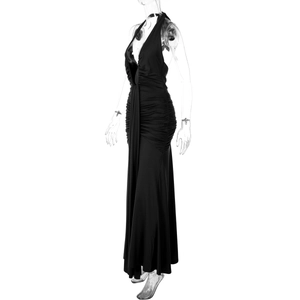 Détail de la robe longue dos nu noire montrant le plissé et la coupe sexy du dos nu