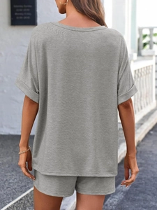 Detail eines grauen Freizeit-Zweiteilers mit Stricktextur und Kordelzug-Shorts am Modell