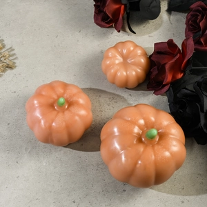 Tre candele a forma di zucca arancione in diverse dimensioni per decorazioni Halloween