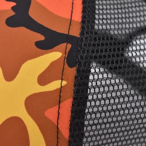 Vue macro du tissu camouflage avec des coutures en maille noire respirante du chapeau