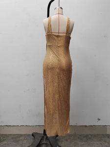 Détail de robe à paillettes dorées sur mannequin montrant la fente latérale et la texture