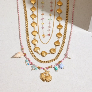 Mehrlagige goldene Halskette mit Muscheln und bunten Perlen für den Strandurlaub