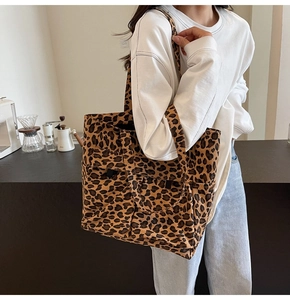 Detailaufnahme der Leopardenmuster-Segeltuchtasche mit Taschen und Schulterriemen