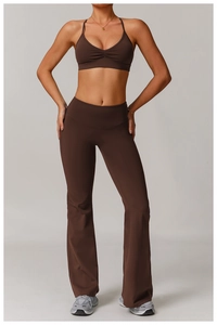 Détail du pantalon de yoga évasé à taille haute et brassière sport chocolat noir