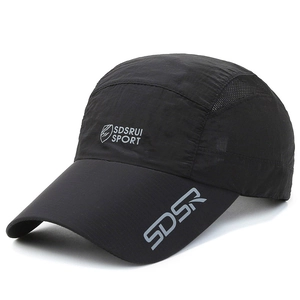 Atmungsaktive schwarze Sportmütze mit Netzeinsätzen und schnelltrocknendem Gewebe