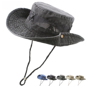 Dettaglio cappello parasole con striscia in rete traspirante e cordino regolabile