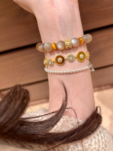Détail d'un bracelet multicouche plaqué or 18k avec pierre de lune, zircon et perles