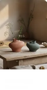 Λεπτομερής υφή ματ κεραμικών βάζων σε οργανικά σχήματα για διακόσμηση σπιτιού wabi-sabi