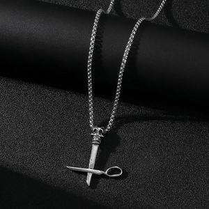 Détail du pendentif crâne et ciseaux sur une chaîne de collier en acier inoxydable argenté
