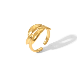 Détail d'une bague dorée réglable avec un design de plumes et feuilles superposées