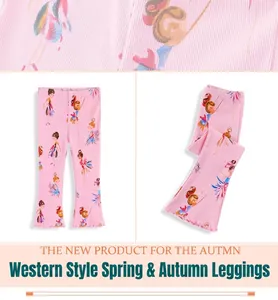 Detailansicht der rosa ausgestellten Strickleggings mit Ballettmädchen-Print für Mädchen.