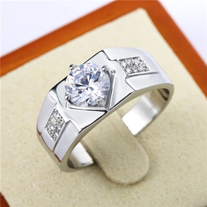Détail macro d'une bague pour homme en titane poli avec une grande moissanite de taille brillant