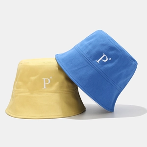 Chapeau bob en coton jaune et bleu avec logo brodé P au style minimaliste moderne