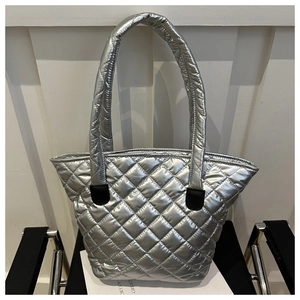 Détail du sac cabas matelassé argenté avec finition métallique et motifs à losanges