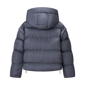 Details der Kapuzenjacke mit geometrischem Muster und verstellbarem Kordelzug am Saum