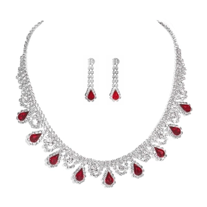 Détails de la parure de mariée argentée avec gemmes gouttes rouges et strass brillants