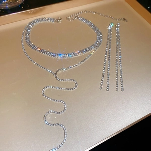 Makroaufnahme von luxuriöser Strass-Choker-Halskette und langen Quasten-Ohrringen