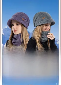 Détail d'un ensemble bonnet tricoté et cache-col d'hiver avec doublure polaire et visière