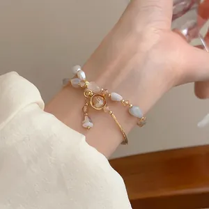 Bracciale a strati stile francese con perle d'acqua dolce e ciondolo in ambra preziosa