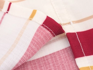 Détail macro du tissu rayé en coton et lin de haute qualité avec couture d'ourlet précis