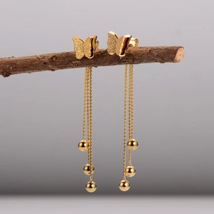 Boucles d'oreilles papillon dorées avec pompons à chaînes et perles polies