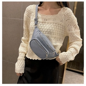 Détail du sac bandoulière en cuir PU bleu clair avec fermetures éclair en métal argenté