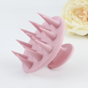 Gros plan sur la brosse de massage du cuir chevelu en silicone rose aux poils souples