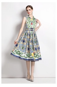Détail de la robe mi-longue sans manches à fleurs bleues avec ceinture à la taille