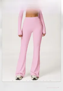 Dettaglio dei pantaloni yoga a zampa rosa a vita alta che mostrano la vestibilità elastica taglia S