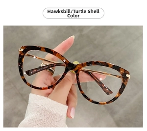 Dettaglio degli occhiali cat-eye tartarugati con cerniere a molla in metallo e marchio CE