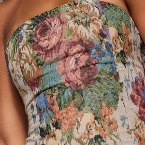 Makrodetail von Vintage-Jacquard-Stoff mit Rosenstickerei auf dem Korsett-Top