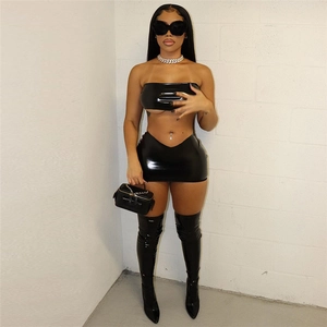 Ensemble sexy haut tube et mini-jupe en similicuir noir porté par un mannequin
