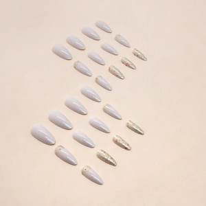 Unghie finte a mandorla con sfumatura grigio chiaro e accenti glitterati brillanti
