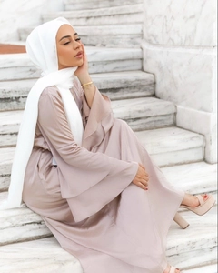 Detail eines eleganten weißen 75D Perlen-Chiffon-Hijabs kombiniert mit beige Maxikleid
