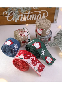 Détail de rubans de Noël festifs avec motifs de nains et de flocons de neige