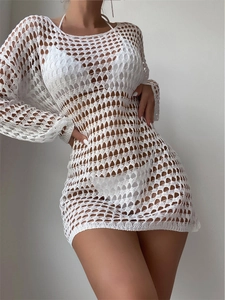 Détail du crochet blanc à maille losange ajourée sur une robe de plage à manches longues