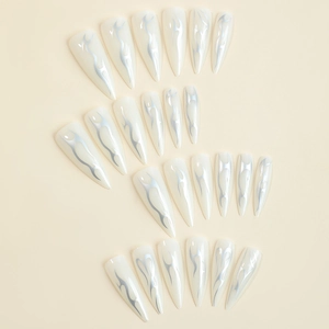 Faux ongles amande longs blanc crème avec motif de flammes tribal en métal argenté