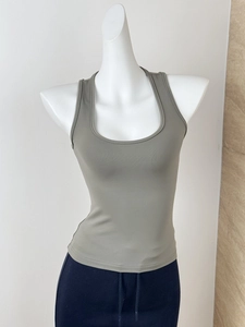 Détail d'un débardeur de sport gris olive avec encolure en U et larges bretelles ajustées