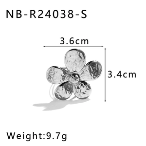 Vue détaillée d'une bague fleur argentée montrant les dimensions de 3,6 cm et 3,4 cm