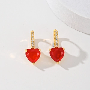 Élégantes créoles dorées avec pendentifs cœur en zircon rouge et pavé de cristaux