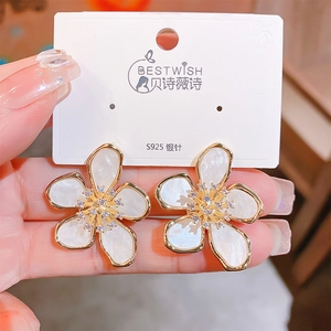 Detailed macro of five-petal flower earrings with S925 silver needle and pearl finish