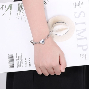 Bracelet à grosse chaîne en argent avec pendentif cœur et fermoir OT porté