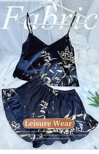 Détail d'un ensemble de pyjama en satin à col en V avec imprimé feuilles et volants