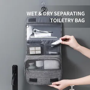 Detail der grauen Kulturtasche zum Aufhängen mit wasserdichter Trennung für Nass-Trocken