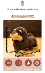 Détail de la peluche teckel montrant les dimensions et la texture douce du tissu