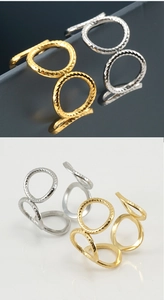 Detalle de anillos de cuerda trenzada en acabados oro y plata con banda ajustable